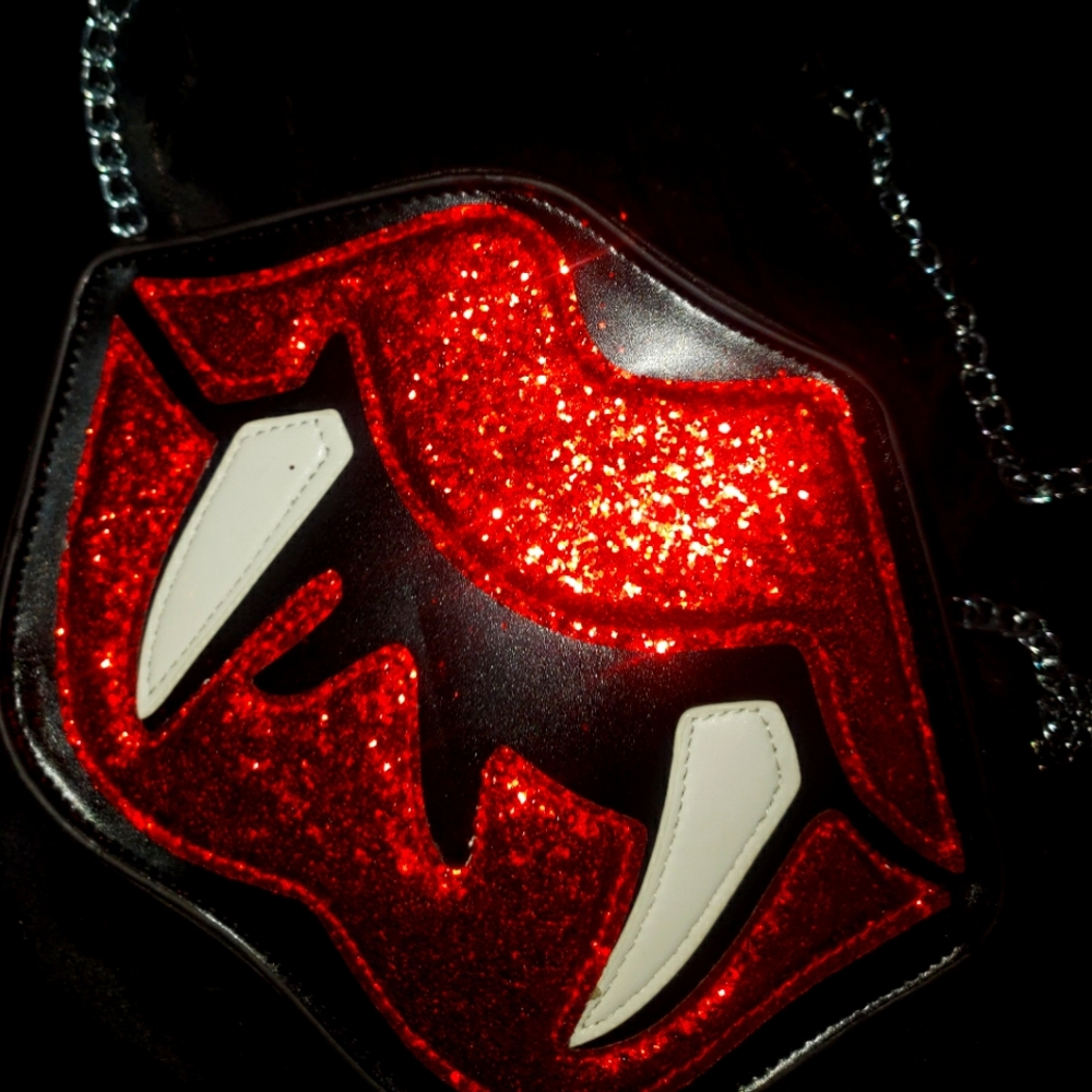 VAMPIRE FANG PURSE